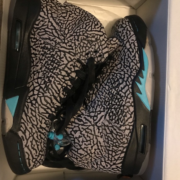 Air Jordan Cement Grey - Picture 2 of 5